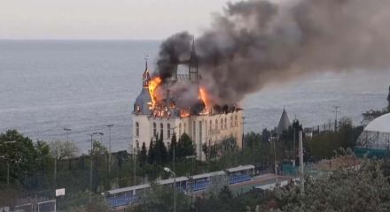 Στις φλόγες το εμβληματικό «κάστρο του Χάρι Πότερ» μετά από ρωσική επίθεση στην Οδησσό (video)