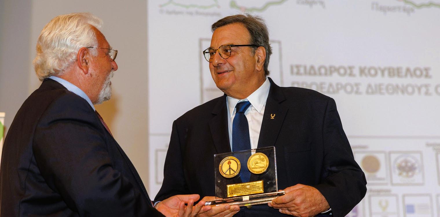 Ο Δήμος Ήλιδας θα συνεχίζει να συμβάλλει στο «Δρόμο Ολυμπιακής Εκεχειρίας” – Ο Χ. Χριστοδουλόπουλος παρέδωσε τιμητικό βραβείο στον Ι. Κούβελο