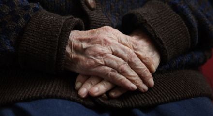 Βόλος: Άρπαξαν το πορτοφόλι γιαγιάς 102 ετών - Στη φυλακή αν δεν επιστρέψουν τα χρήματα