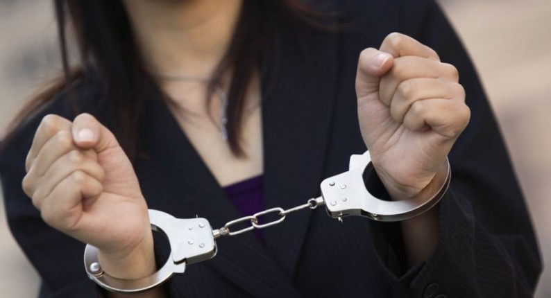 Αμαλιάδα: Συνελήφθη 54χρονη με δύο εντάλματα για απάτη