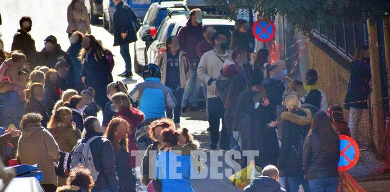 "Έφοδος" της αστυνομίας σε δημοτικά σχολεία της Πάτρας για τον συνωστισμό των γονέων