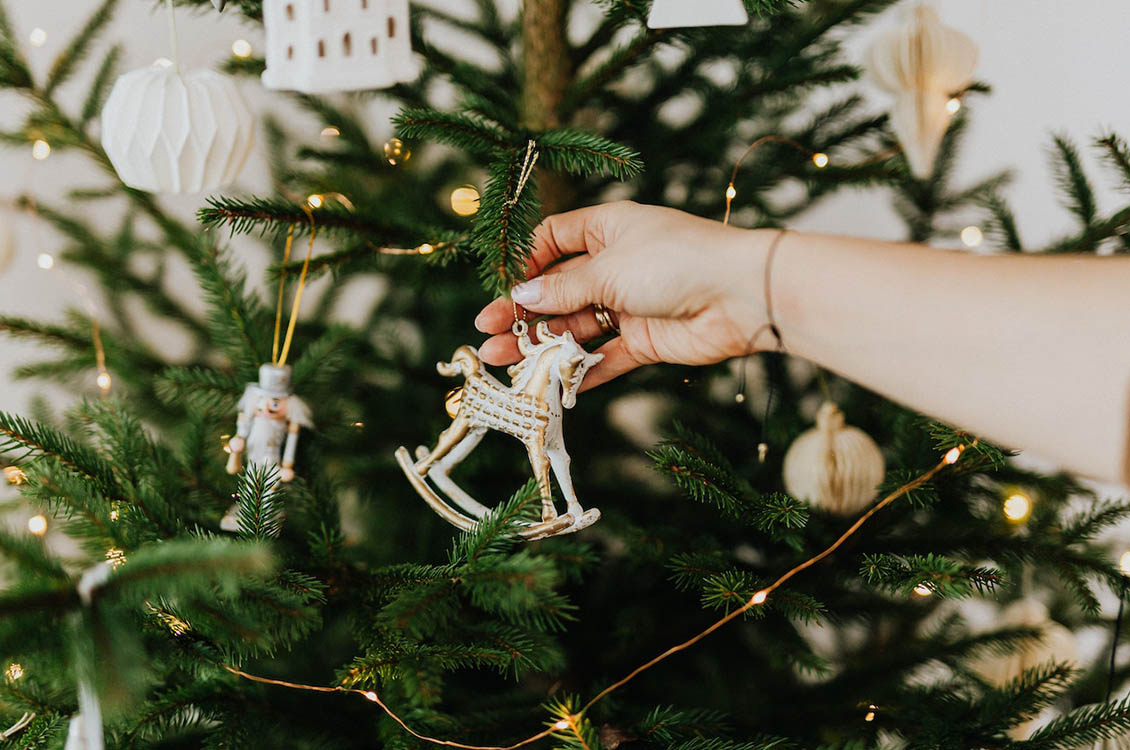 Χριστουγεννιάτικο δέντρο: Όλα τα μυστικά για τέλειο στολισμό