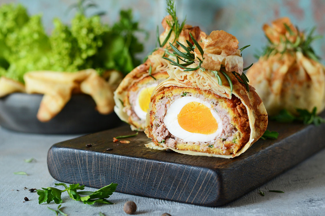 Scotch eggs: Πώς να μετατρέψεις τα κόκκινα αυγά στο απόλυτο Πασχαλινό ορεκτικό
