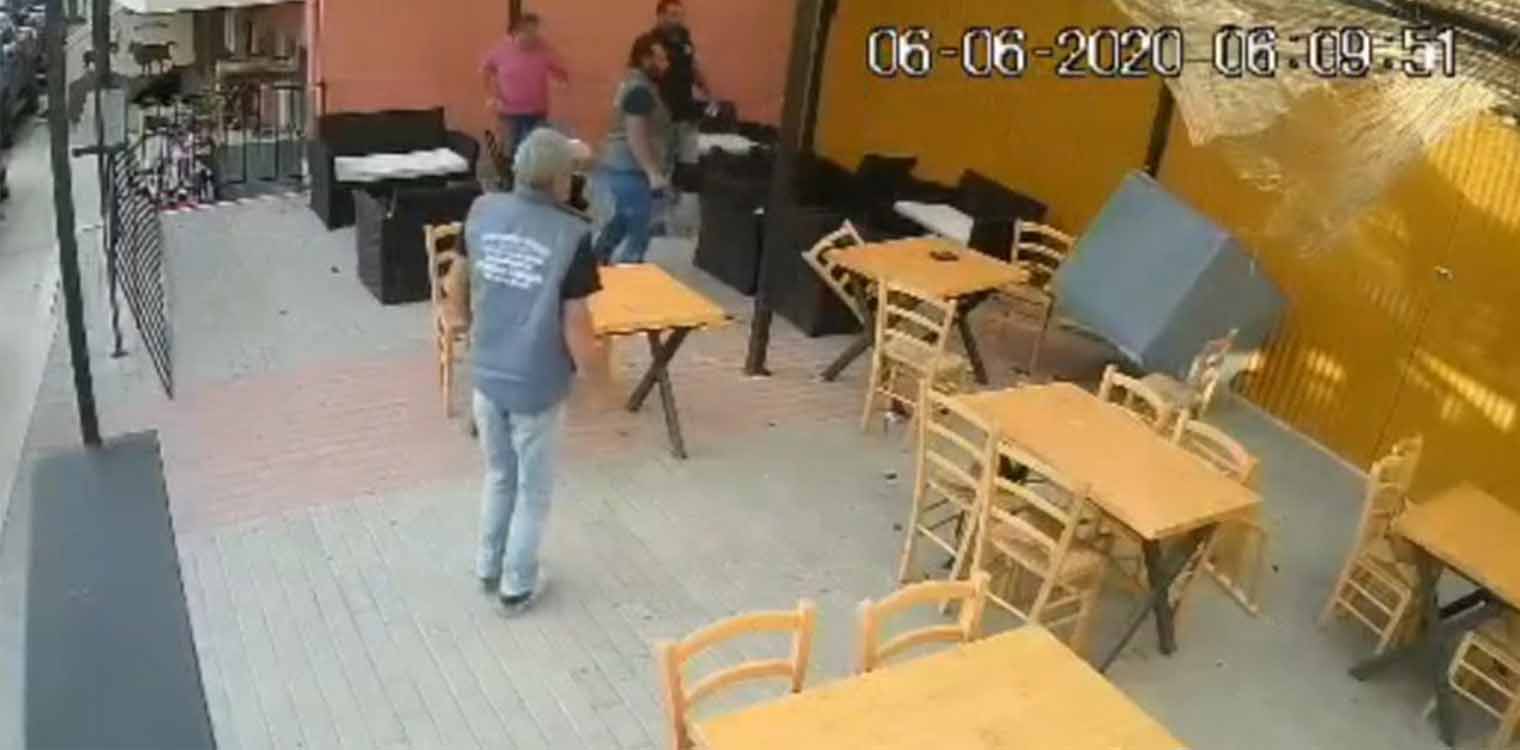 Κρήτη: Τύχη βουνό για μέλη συνεργείου -Γλίτωσαν για δευτερόλεπτα από ντεπόζιτο που παρέσυρε ο αέρας (video)