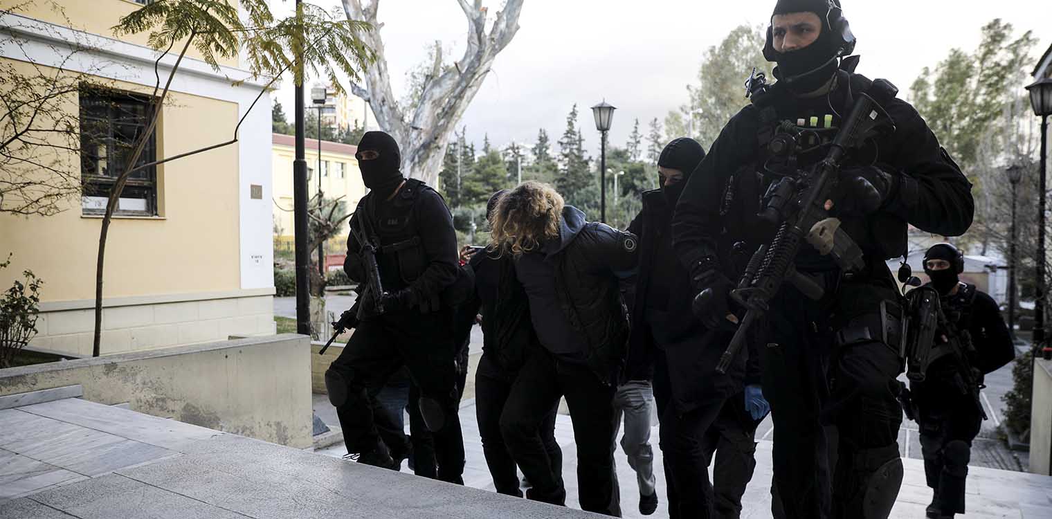 Στον Εισαγγελέα οδηγήθηκαν οι άλλοι δύο συλληφθέντες για την επίθεση στον αστυνομικό - Δίωξη για κακουργήματα