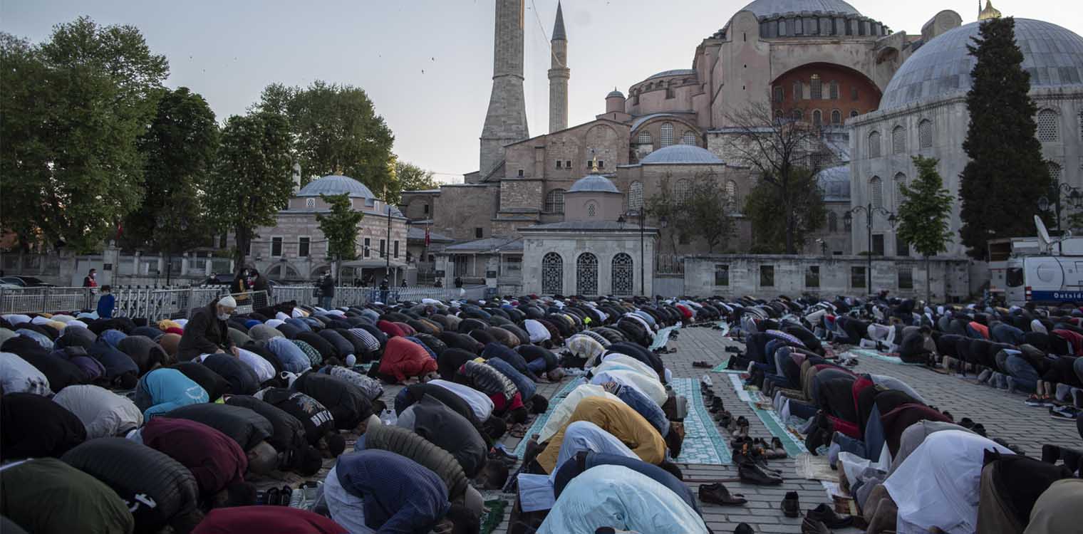 Αγία Σοφία: Χιλιάδες μουσουλμάνοι στην ομαδική προσευχή για το Μπαϊράμι