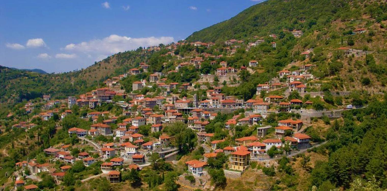 Το «κρεμαστό χωριό της Πελοποννήσου» με την ένδοξη ιστορία