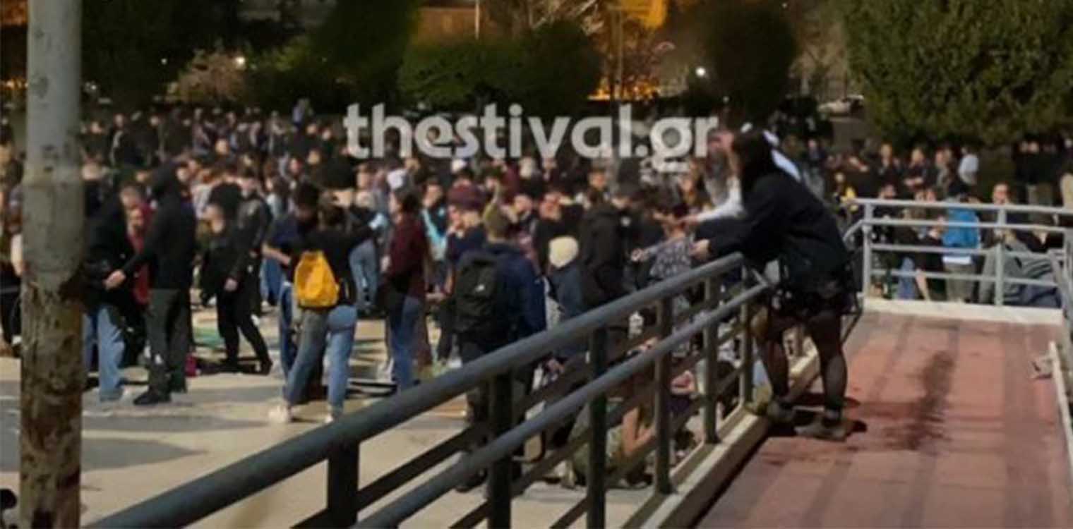 Θεσσαλονίκη: Κορονοπάρτι στην πλατεία Χημείου του ΑΠΘ με 1.000 άτομα και χωρίς μέτρα