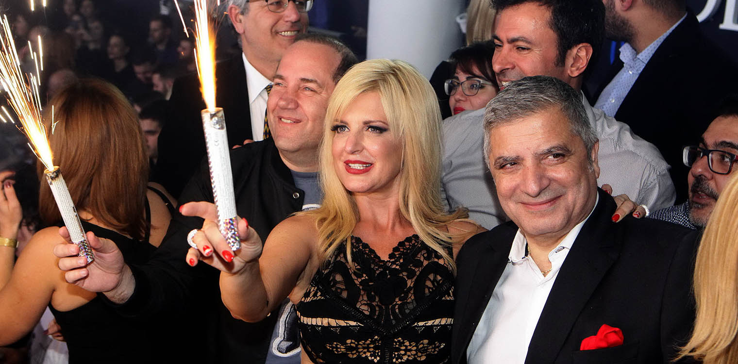 Ο Πατούλης αδειάζει τη σύζυγό του και στηρίζει Αμπατζόγλου