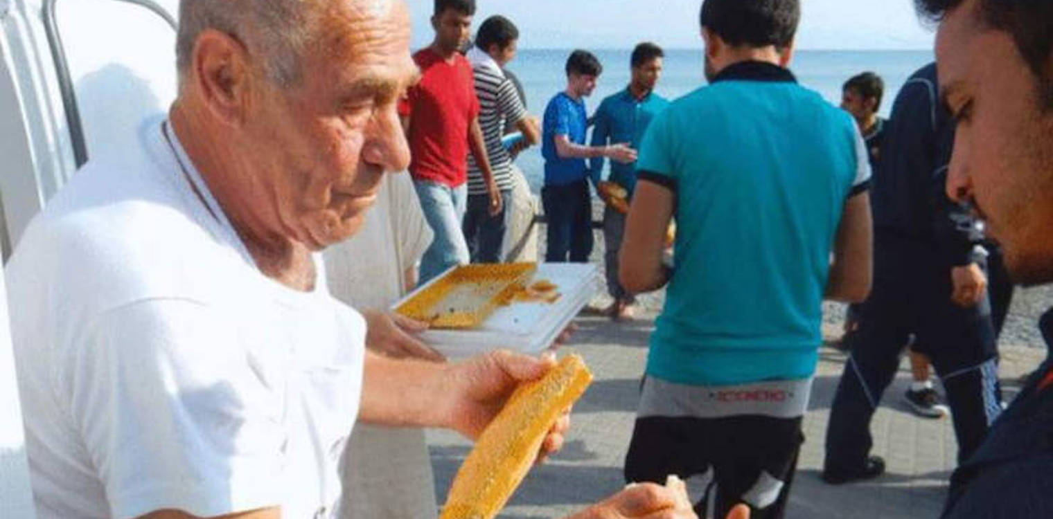 Ο Γιούνκερ αποχαιρετά τον Αμαλιαδίτη φούρναρη των προσφύγων