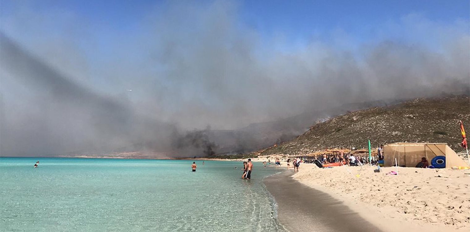 Φωτιά στην Ελαφόνησο - Εκκενώνεται το κάμπινγκ και ο οικισμός Παναγιά