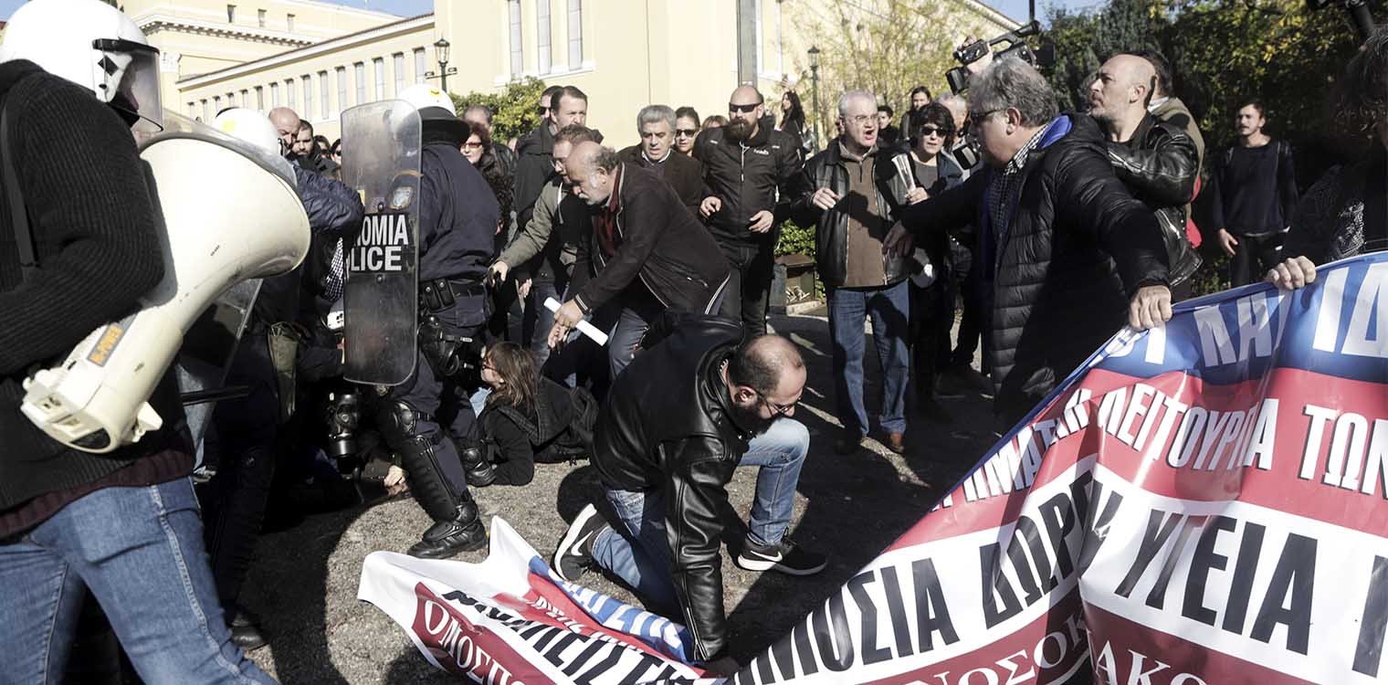 «Πόλεμος» στον ιατρικό κόσμο: Τι προκάλεσε τα χθεσινά θλιβερά επεισόδια στην ημερίδα στο Ζάππειο