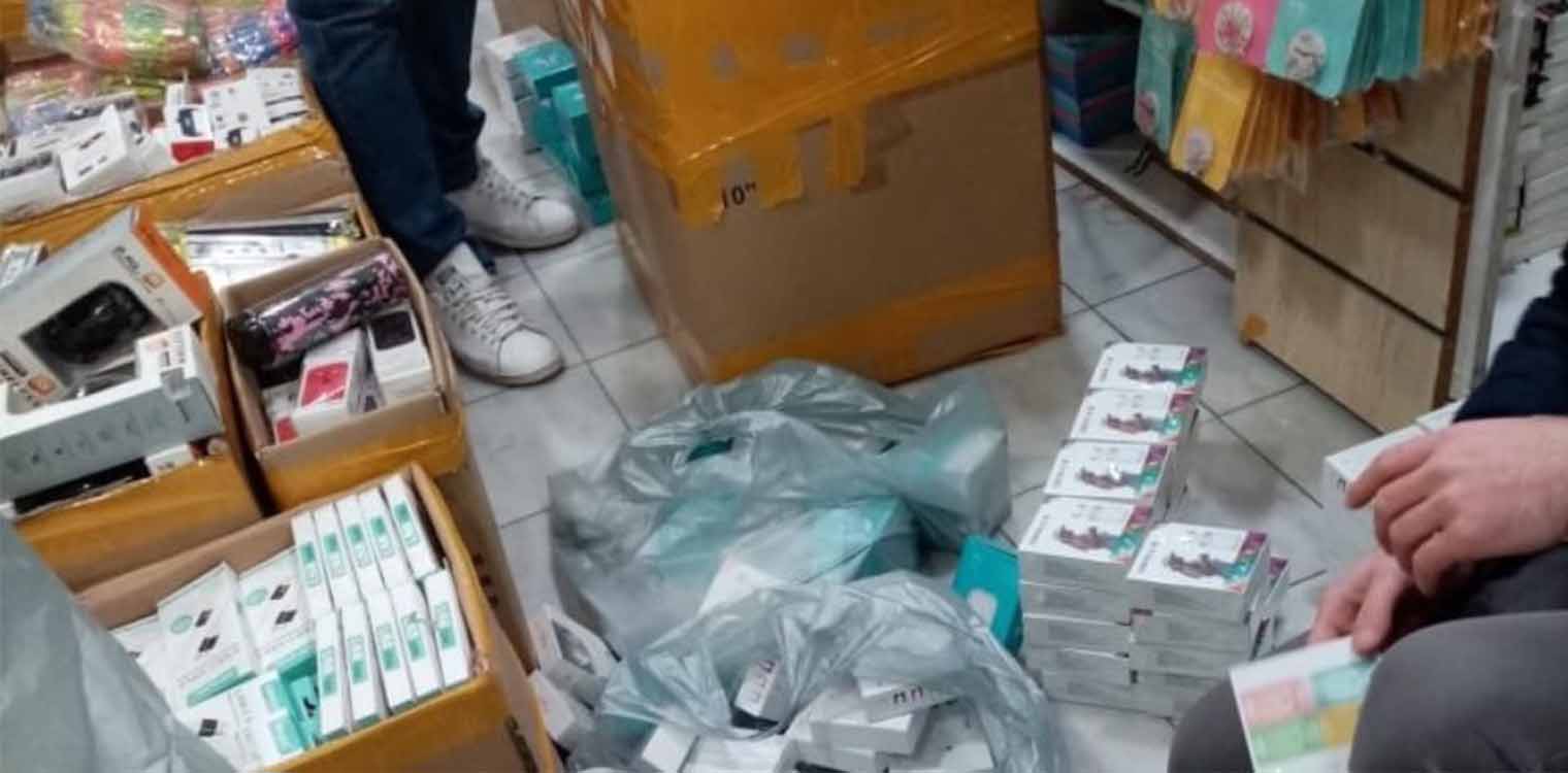Κατασχέθηκαν και καταστράφηκαν 771 «μαϊμού» προϊόντα τύπου Apple στο κέντρο της Αθήνας