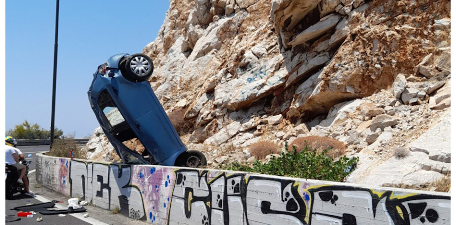 Σοβαρό τροχαίο στα Λιμανάκια Βουλιαγμένης - Αυτοκίνητο «καρφώθηκε» στα βράχια