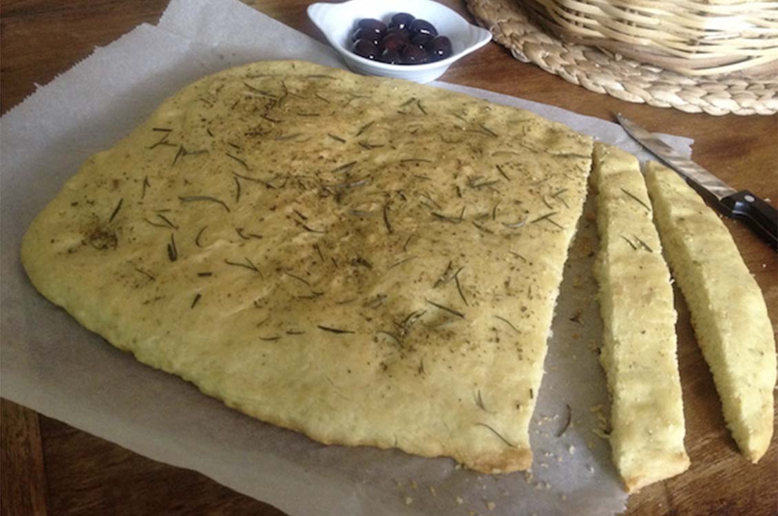 Φοκάτσια (ιταλικό ψωμί) με δεντρολίβανο και ρίγανη