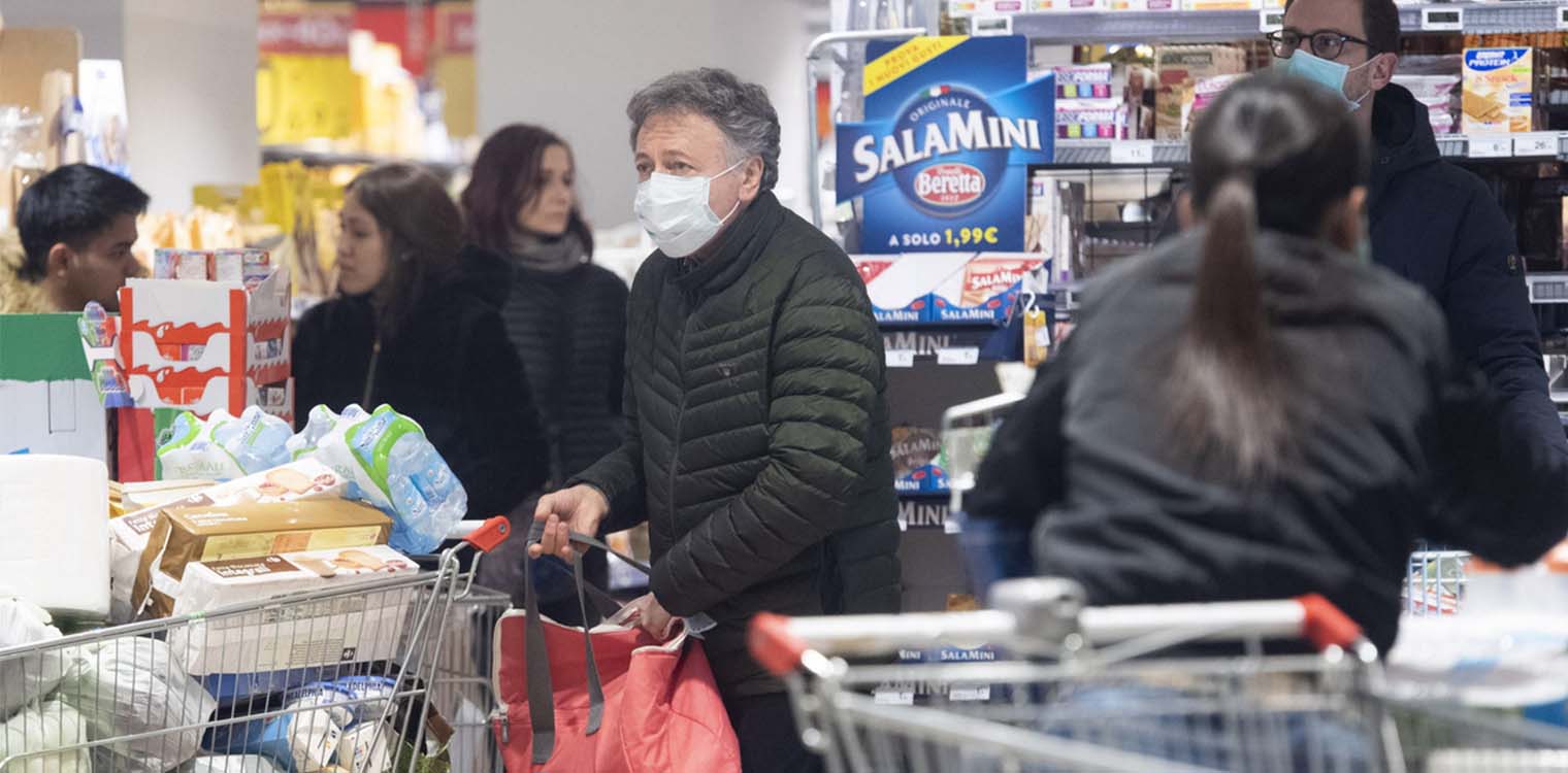 Κορωνοϊός στην Ιταλία: Άδειασαν τα ράφια των σούπερ μάρκετ σε Ρώμη και Νάπολη