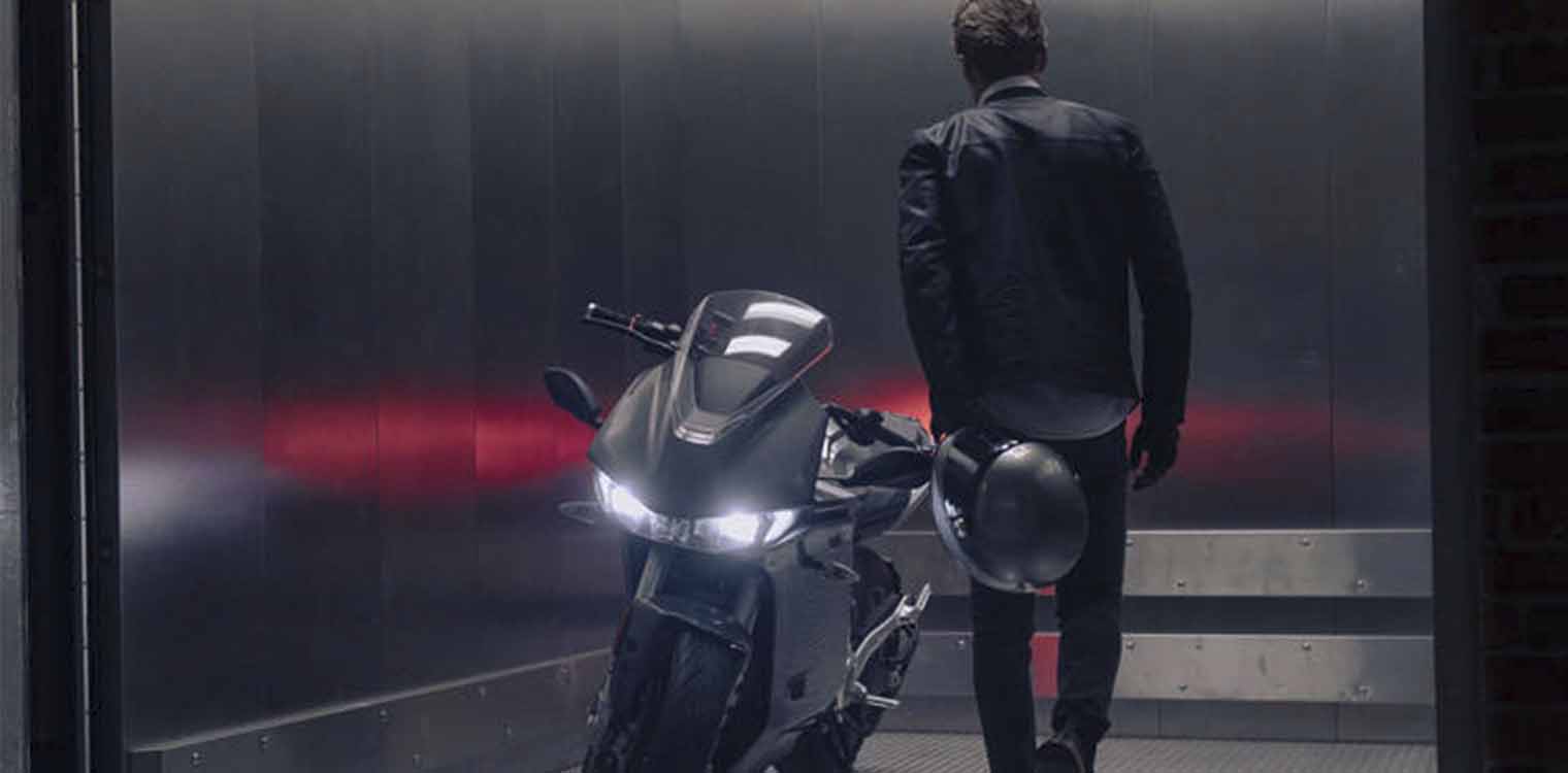 Η Zero σε ένα καθαρόαιμο sportsbike με φωτιά στην καρδιά