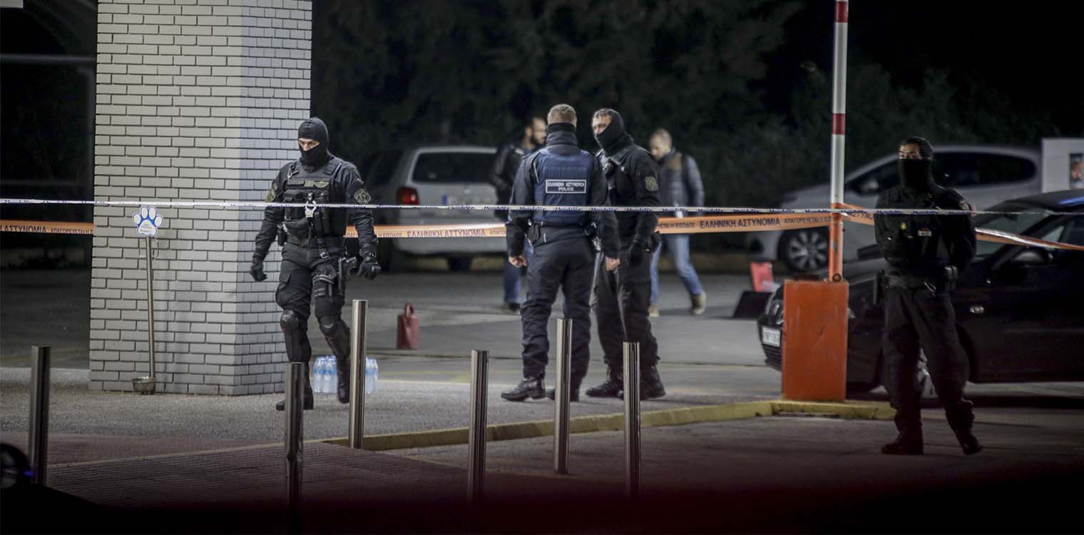 Έγκλημα στην Κάτω Κηφισιά: Ο αστυνομικός «άδειασε» το όπλο του στην πρώην σύζυγό του και τη φίλη της