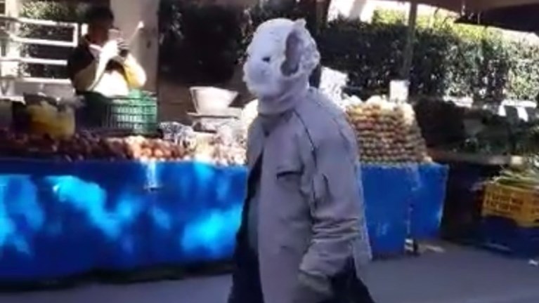 Αθήνα - Απίστευτος παππούς: Φόρεσε... πάμπερς στο κεφάλι και πήγε στη λαϊκή (video)