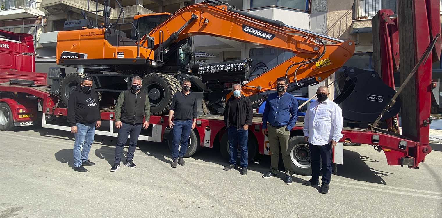Ένα νέο υπερσύχρονο πολυμηχάνημα έργου (εκσκαφέας και συνοδευτικό εξοπλισμό) παρέλαβε ο Δήμος Ανδραβίδας-Κυλλήνης