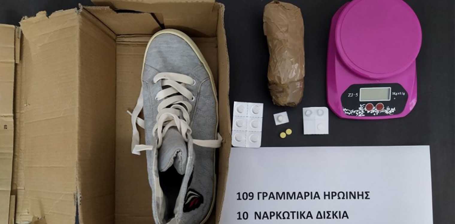 Ρόδος: Παρέλαβαν δέμα με παπούτσια που έκρυβαν ηρωίνη