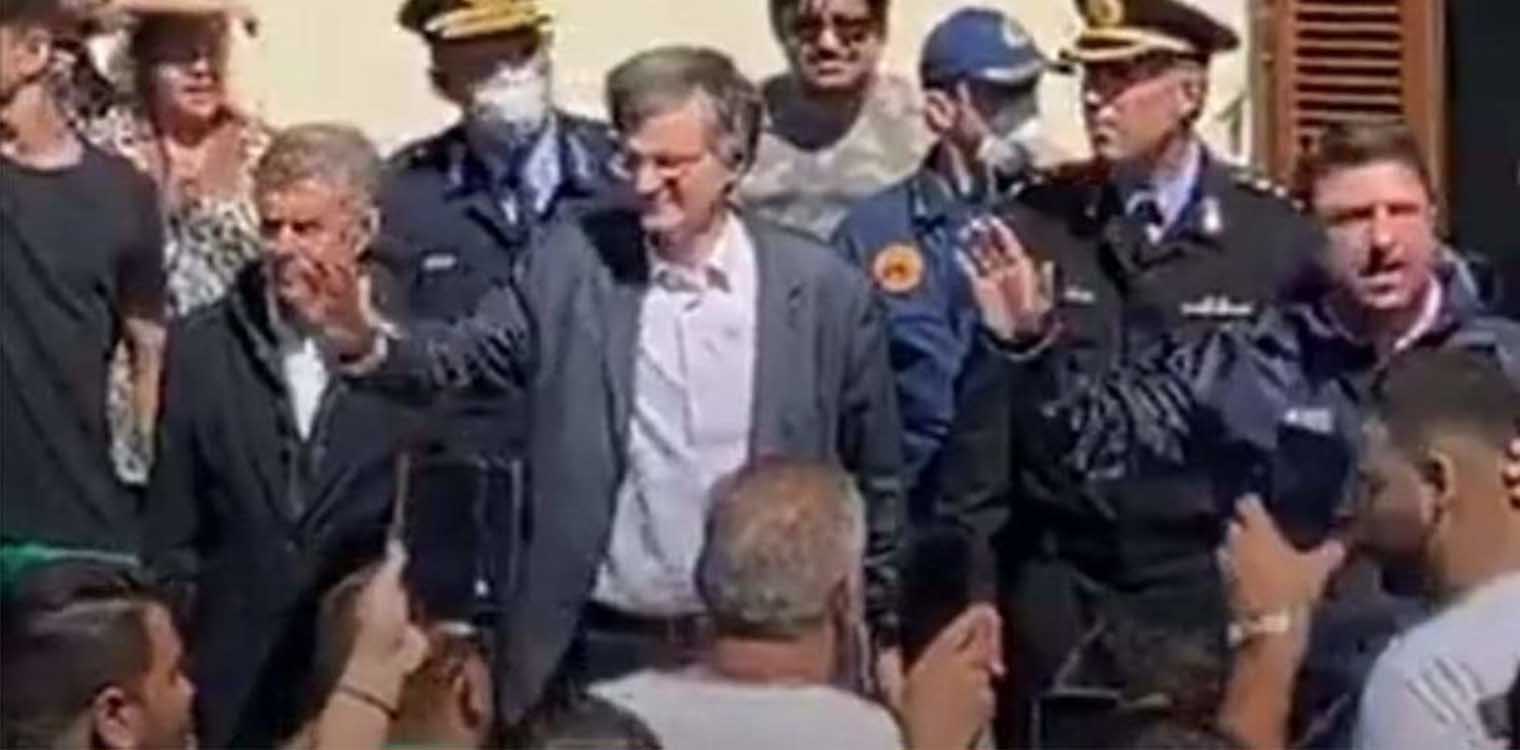 Τον οικισμό των Ρομά στη Νέα Σμύρνη επισκέφθηκαν Τσιόδρας, Χαρδαλιάς και Αγοραστός