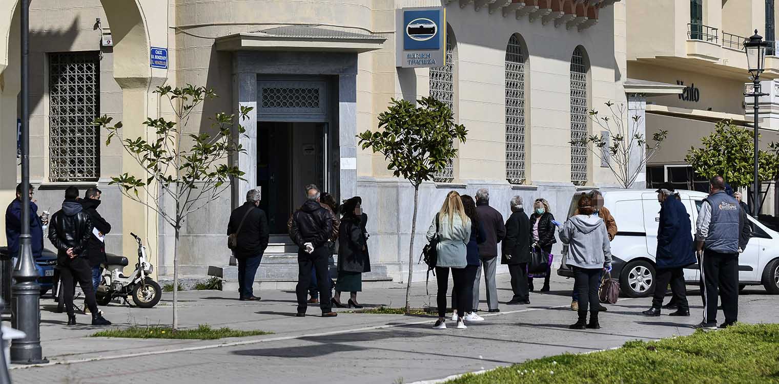 Κορωνοϊός: Ουρές για άλλη μια μέρα στις τράπεζες πριν καν ανοίξουν