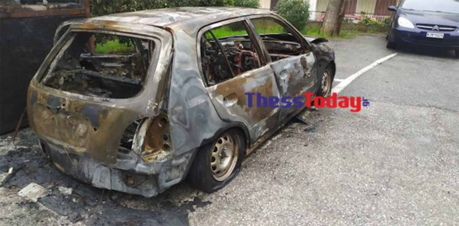 Καλαμαριά: Βίντεο - ντοκουμέντο - Αγνωστος βάζει φωτιά σε ΙΧ του δήμου που μοίραζε τρόφιμα σε ευπαθείς ομάδες