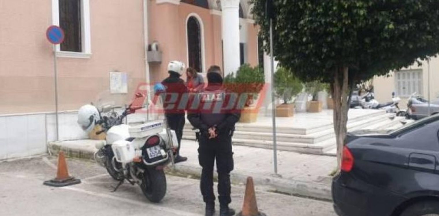 Κορωνοϊός: Κοσμοσυρροή στην εκκλησία της Αγίας Τριάδας