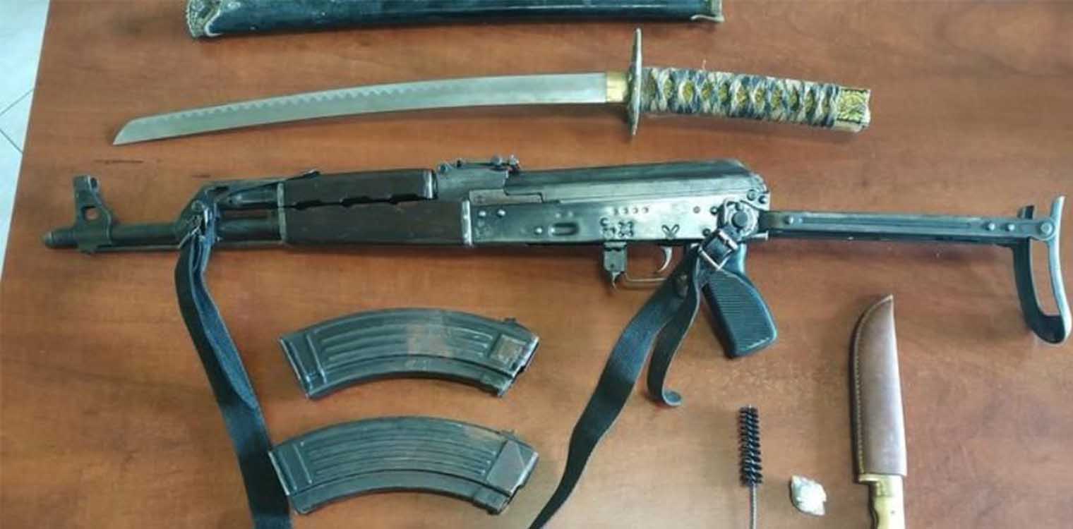 Ηράκλειο: Έκρυβε καλάσνικοφ και σπαθί στο σπίτι του