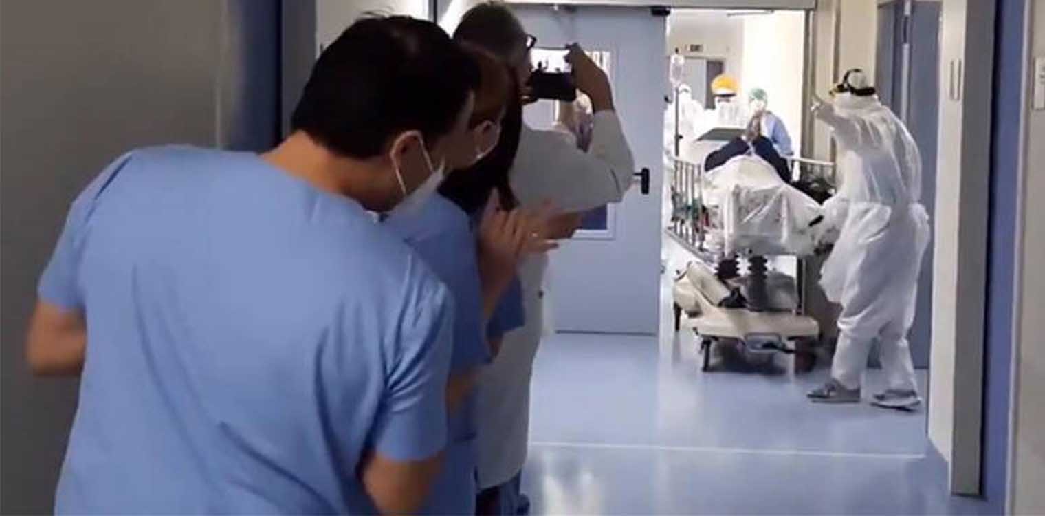 Κορωνοϊός: Γιατροί και νοσηλευτές χειροκροτούν ασθενή που βγήκε από τη ΜΕΘ στο Θριάσιο