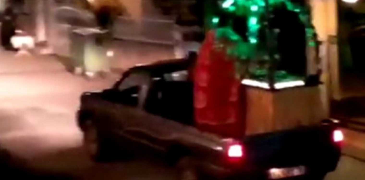 Πτολεμαΐδα: Εκαναν περιφορά επιταφίου σε αγροτικό - Πάνω στο όχημα έψελνε ο παππάς