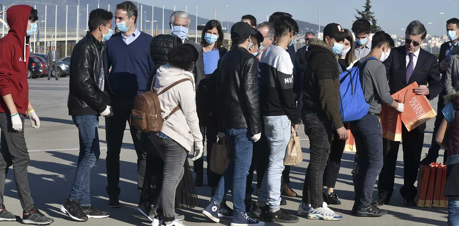 Για τη Γερμανία αναχώρησαν 50 προσφυγόπουλα – Στο αεροδρόμιο και ο Μητσοτάκης