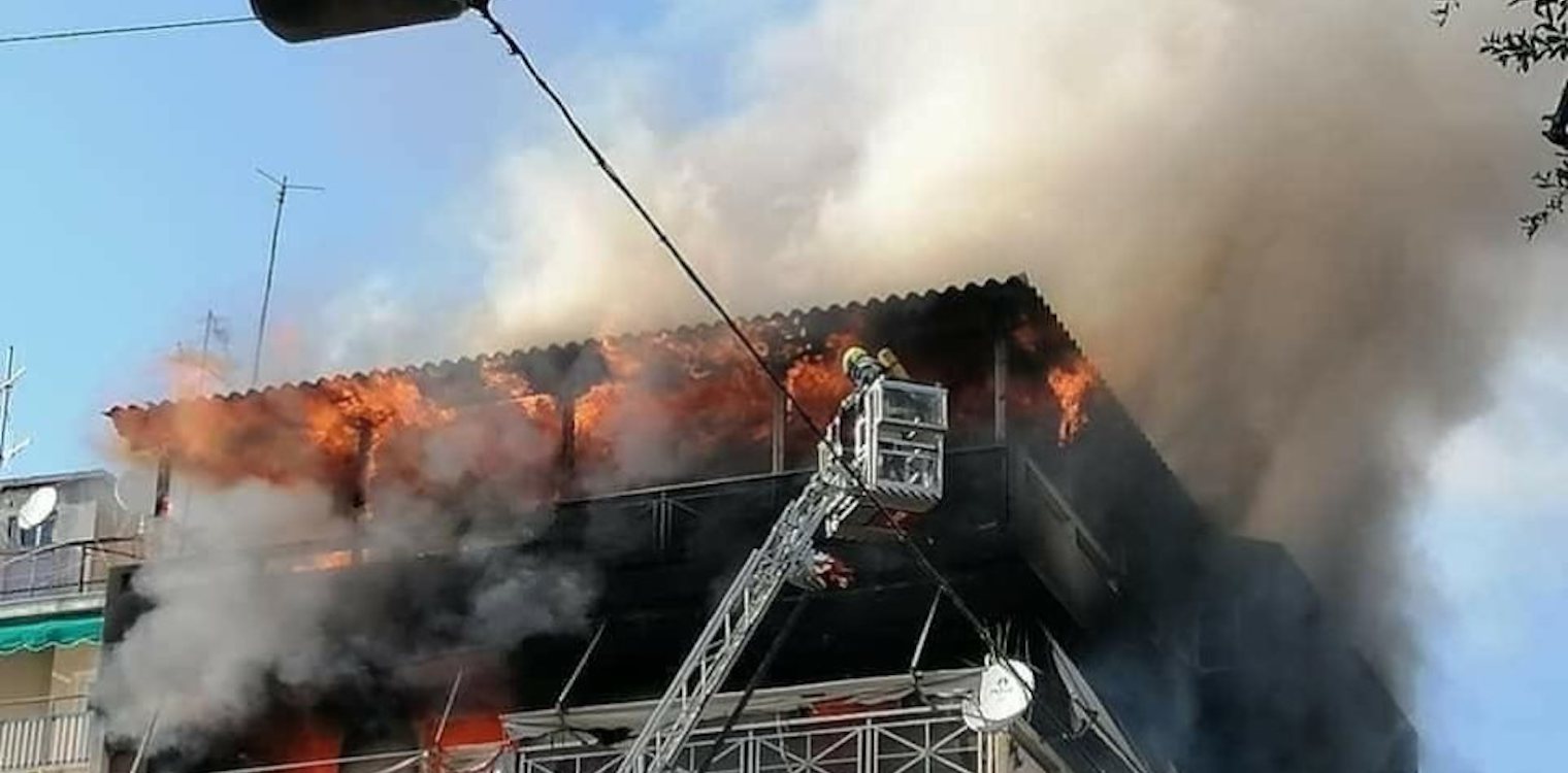 Συγκλονιστικές εικόνες από τη φωτιά σε διαμέρισμα στα Πατήσια