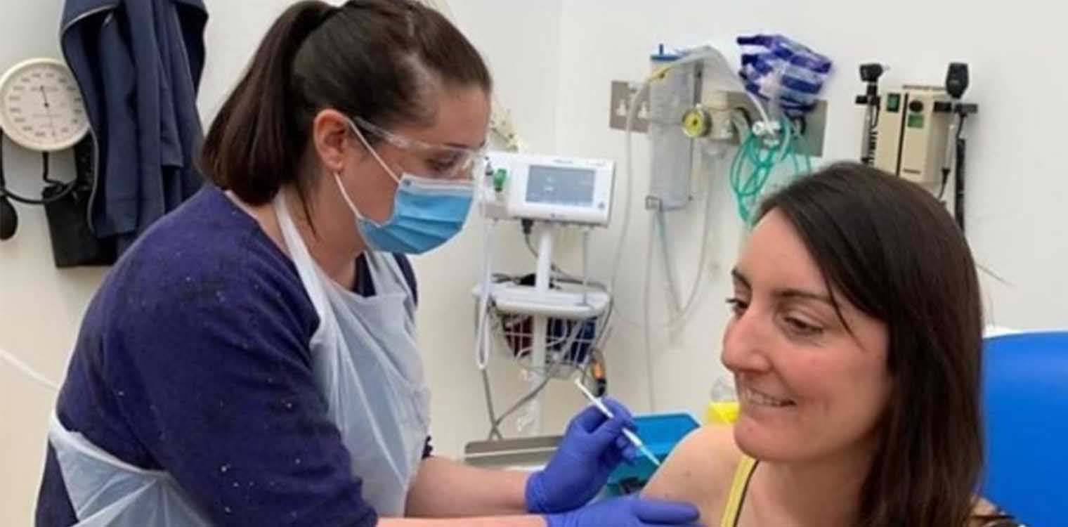 Εμβόλιο για τον κορωνοϊό: Δείτε ποιοι ήταν οι πρώτοι δύο άνθρωποι που το έκαναν