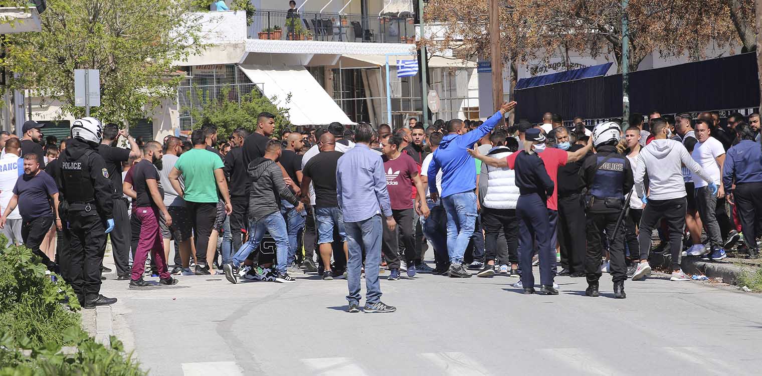 Λάρισα - Διαμαρτυρίες κατοίκων στη Νέα Σμύρνη: «Θα σπάσουμε την καραντίνα και σ' όποιον αρέσει!»