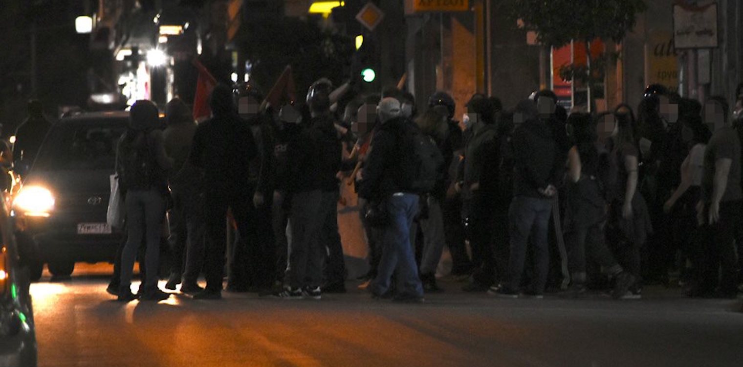 Επεισόδια στην Κυψέλη: Αντιεξουσιαστές σπάνε βιτρίνες