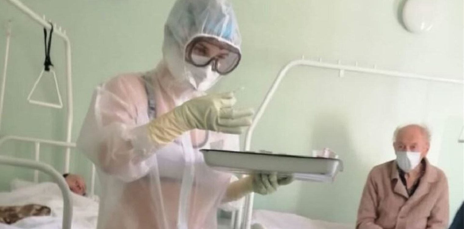 Ρωσίδα νοσοκόμα εμφανίστηκε με εσώρουχα κάτω από την προστατευτική στολή!