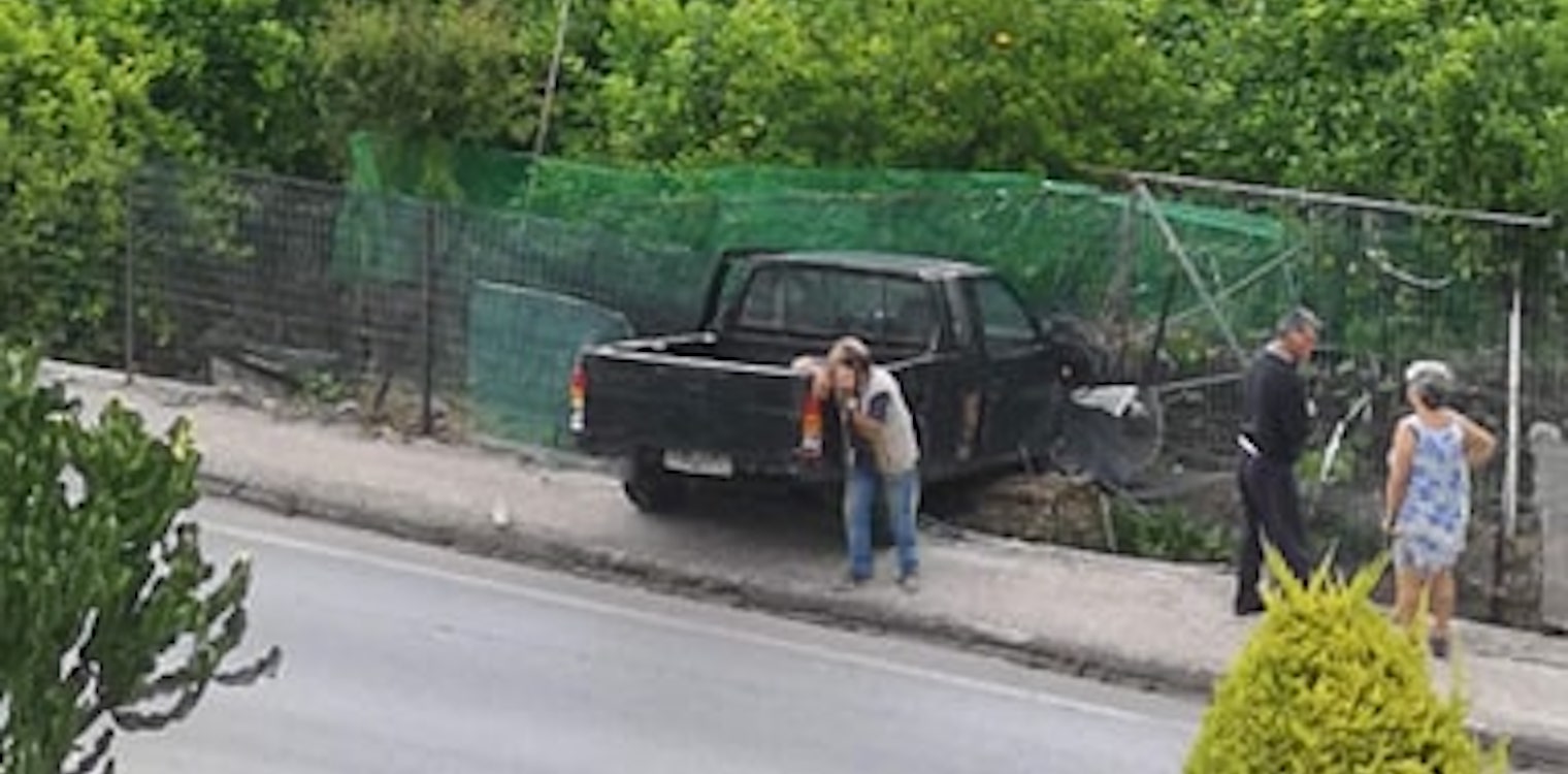 Αίγιο: Αγροτικό έπεσε σε... περιβόλι!