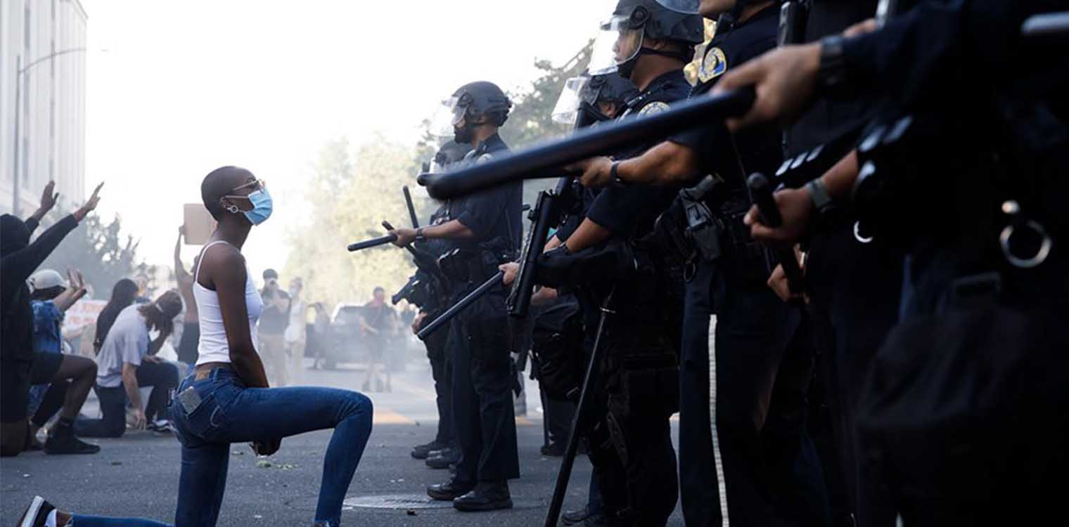 Τζορτζ Φλόιντ: Viral η μαύρη διαδηλώτρια που γονάτισε μπροστά στο «τείχος» των αστυνομικών