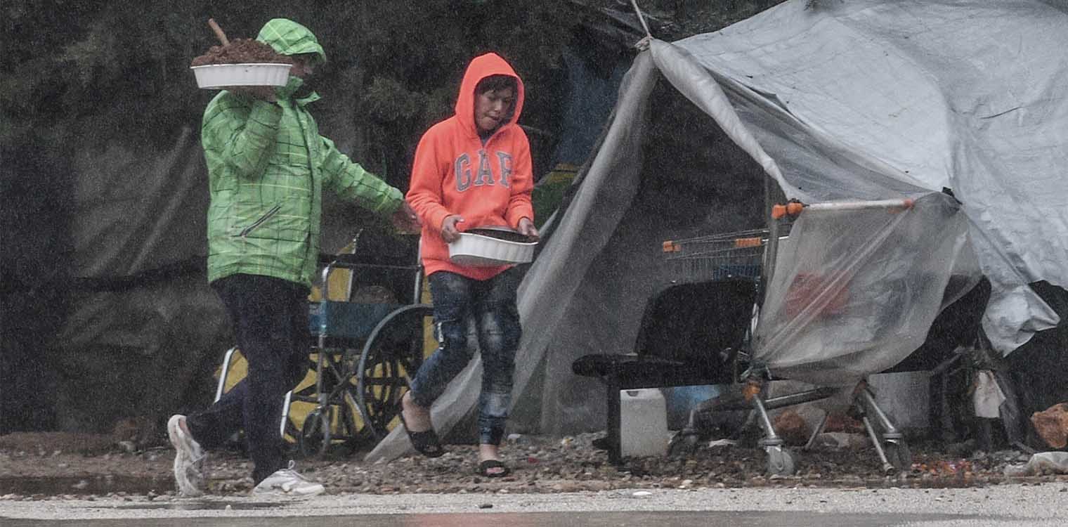 Σκηνικό πολέμου στη Μαλακάσα για τους μετανάστες: Αστυνομική βία καταγγέλλουν κάτοικοι, τι απαντά η ΕΛΑΣ