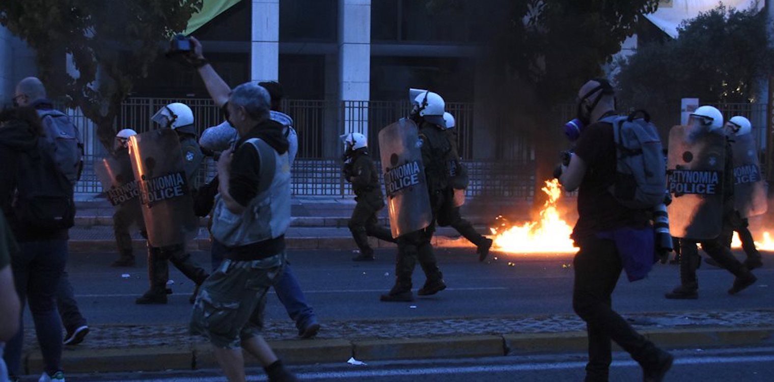 Επεισόδια και μολότοφ έξω από την αμερικανική πρεσβεία - Έσπασαν βιτρίνες στο Κολωνάκι