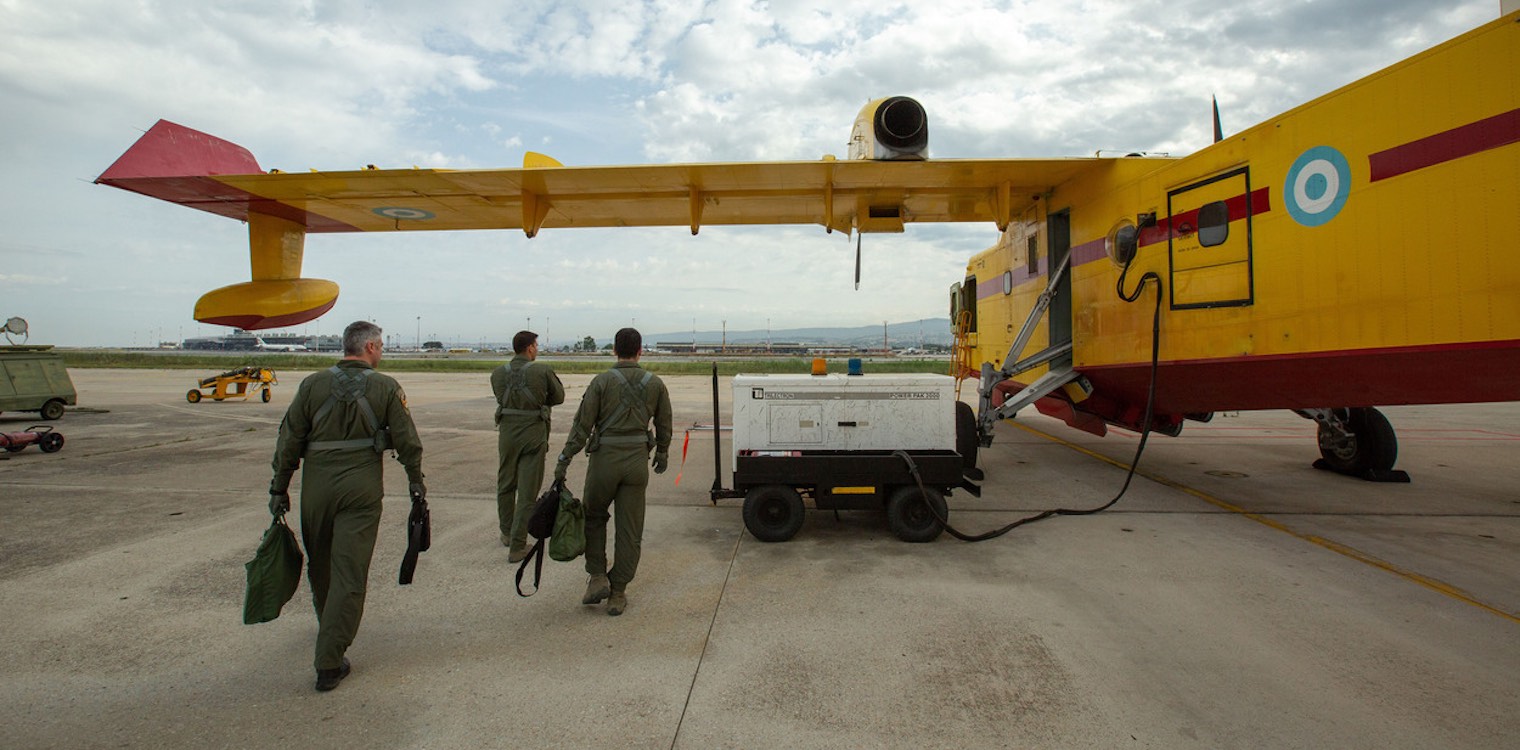 Με τους τεχνικούς και τους πιλότους των Canadair - «Σε ετοιμότητα από το πρώτο μέχρι το τελευταίο φως»