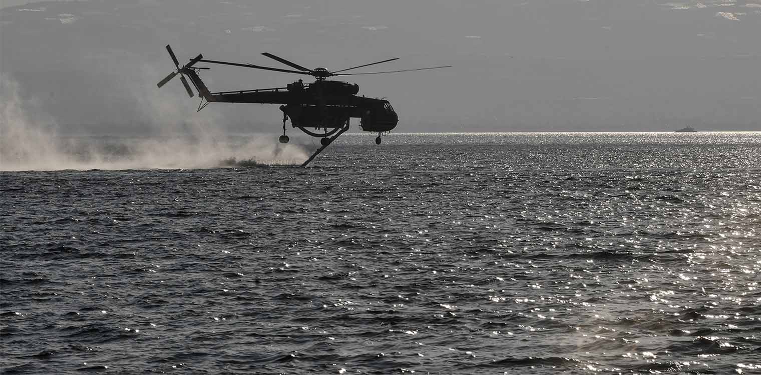 Μαίνεται η φωτιά στο Άγιον Όρος: Ενισχύθηκαν τα πυροσβεστικά μέσα με το πρώτο φως (video)
