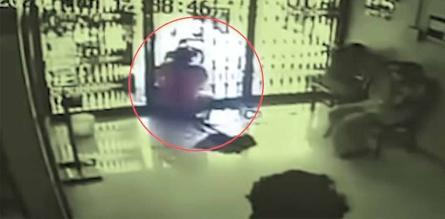 Βίντεο-σοκ από την Ινδία: Έπεσε πάνω στην τζαμένια πόρτα και πέθανε από αιμορραγία