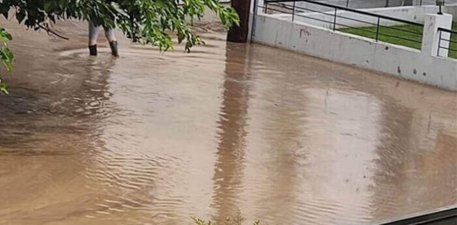 Πλημμύρισε ποτάμι στις Σέρρες, «άνοιξαν οι ουρανοί» στη Χαλκιδική
