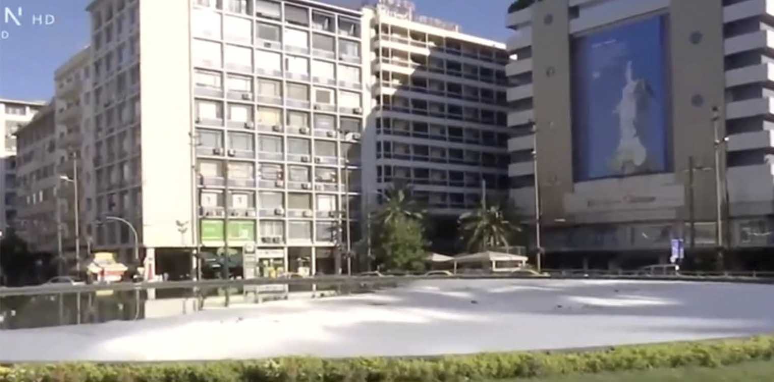 Κάτασπρο από σαπουνάδες το συντριβάνι της Ομόνοιας - Γιατί μοιάζει με ...τζακούζι;