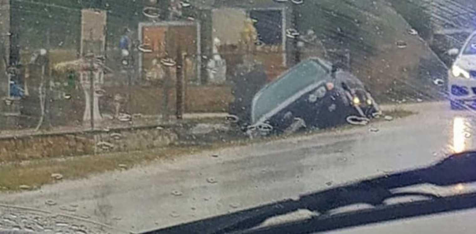 Καιρός: Προβλήματα από την κακοκαιρία χθες στην Ήπειρο - ΙΧ γλίστρησε στα νερά της βροχής