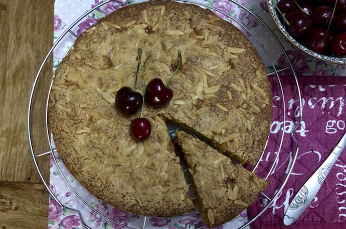 Κέικ αμυγδάλου με κεράσια (χωρίς γλουτένη)