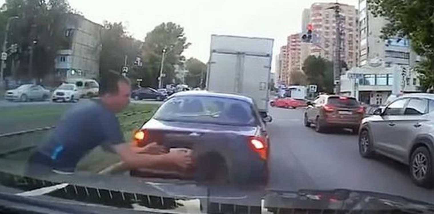 Οδηγός αρπάζει στον αέρα ρόδα που θα χτύπαγε το όχημά του